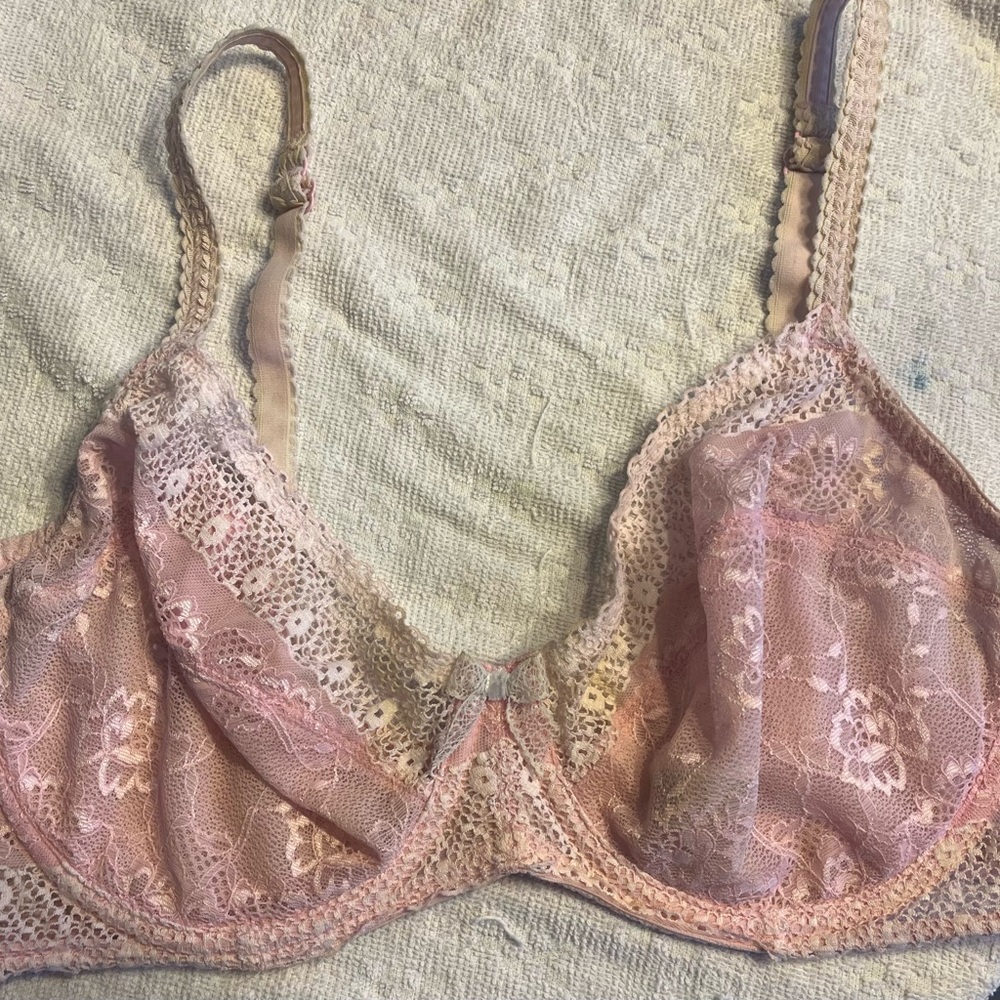 Wacoal 36DD SOFT PINK LACE WIRED BRA.